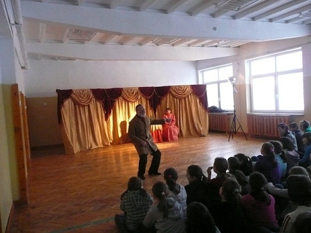 Lekcja teatralna w szkole podstawowej