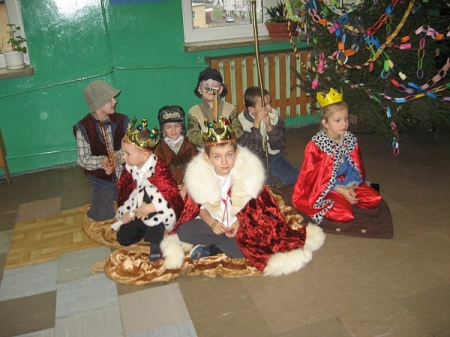 Maleńka miłość w żłobie śpi...