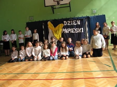 Dzień Papieski w Szkole Podstawowej