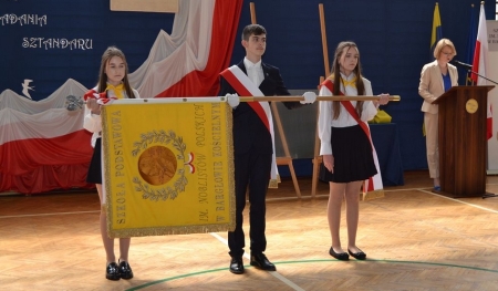 Uroczystość nadania sztandaru Szkole Podstawowej im. Noblistów Polskich w Bargłowie Kościelnym