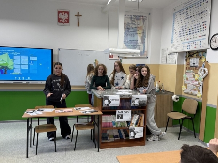 Siódmoklasistki na tropie fake newsów