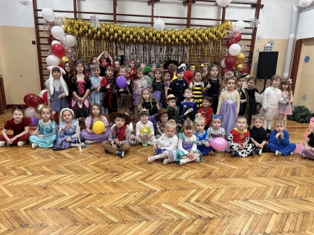 „Bal w przedszkolu dzisiaj   Wyszły z szafy misie   I proszą laleczki do miłej poleczki…”    