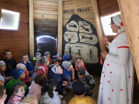 Wizyta pierwszaków w Wiosce Darów Lasu