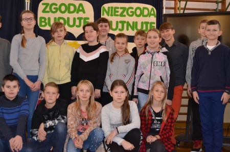 Nasze klasy szóste na ''Dniu bez przemocy'' w Łabętniku