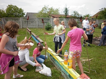 Piknik na szkolnym trawniku